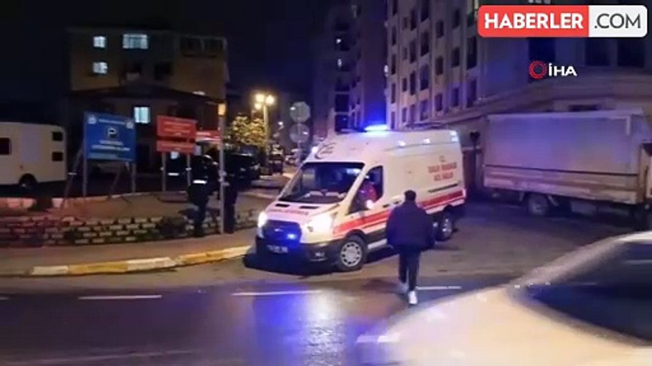 Pendik'te Ters Yönde Seyir Halindeki Servis Minibüsü Kazaya Karıştı