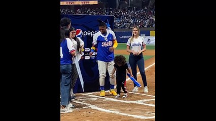 ¡La tierna imagen de ronald Acuña con su Familia!
