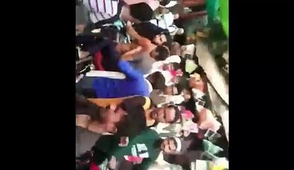 सब्जी मंडी में लड़की को छेड़ना मनचले को पड़ा भारी, 50 सेकेंड में मारे 15 चप्पल, वीडियो वायरल