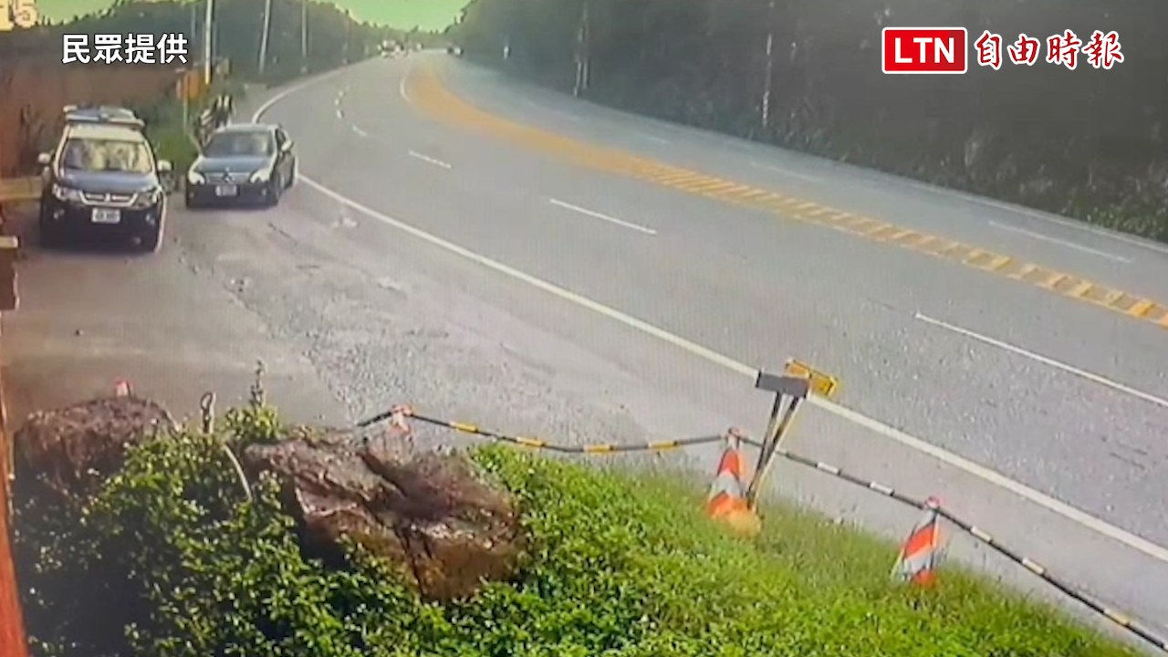 花蓮警路邊取締超速 轎車突失控撞上警車（民眾提供）