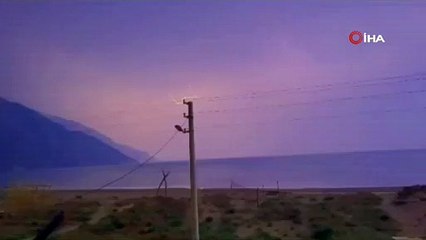 Samandağ'da etkili olan şimşekler görsel şölen oluşturdu