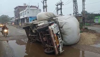 सात वर्ष बीते, हाइवे से नहीं हुए जलनिकासी के प्रबंध, आवागमन हो रहा बाधित
