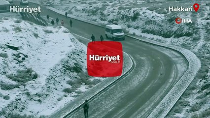 Hakkari'de yoğun kar yağışı! Kent beyaza büründü