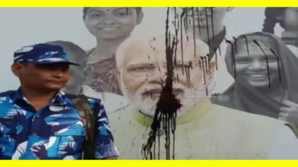 কোচবিহারে দলদাস পুলিশের সহায়তায় প্রধানমন্ত্রীর ছবিতে কালি লাগিয়ে দিল তৃণমূলের কর্মী সমর্থকরা!