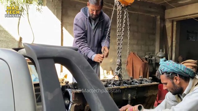 Old Expert Machinist Grinding a Crankshaft Like a Pro | Mactech Pakistan