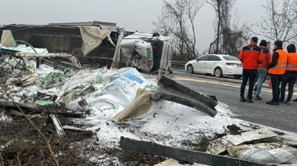 Plastik granül yüklü TIR, Anadolu Otoyolu'nu kapattı