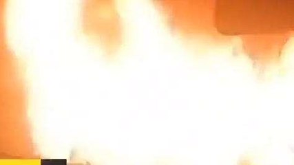 Viral :सिरफिरे युवक ने कार में लगाई आग, मची अफरा तफरी...देखें video