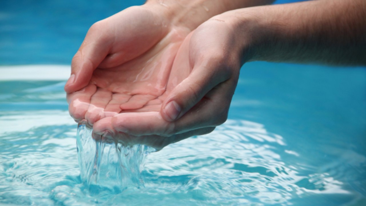 DIS POURQUOI - A-T-ON LES DOIGTS FRIPÉS DANS L'EAU ?
