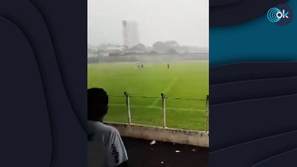 Un futbolista muere tras caerle un rayo durante un partido