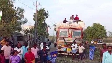 ఎన్టీఆర్ జిల్లా: రోడ్డు నిర్మించాలంటూ రోడ్డు ఎక్కిన స్థానిక ప్రజలు