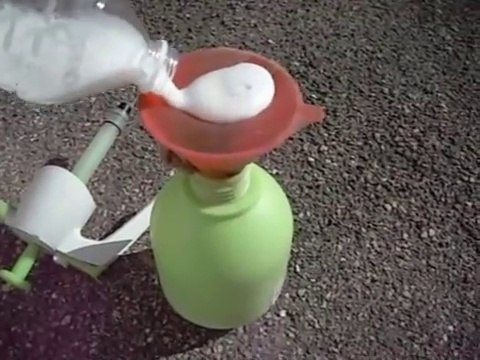 Voici un tutoriel pour fabriquer un désherbant et anti-mousse fait maison naturel et très efficace.