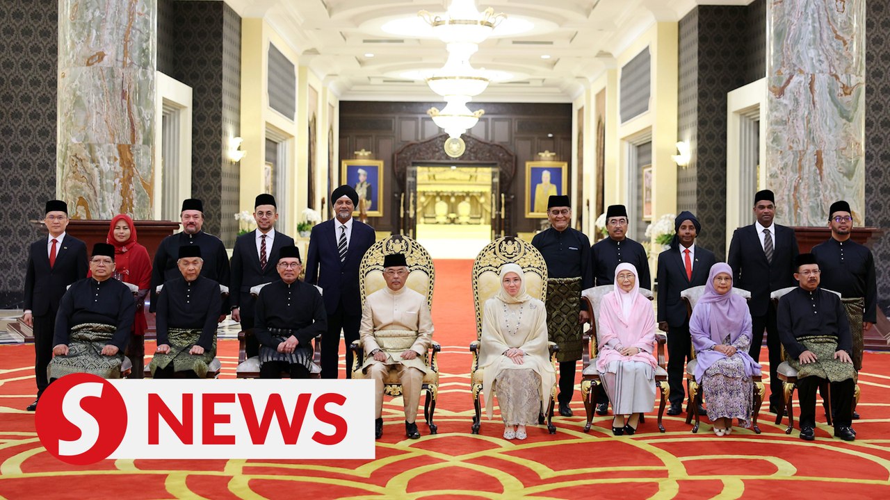 Five ministers, five deputy ministers take oath of office