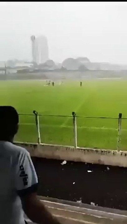 Fulmine in campo durante una partita di calcio