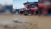 Trabzon'da su borusu patladı! Yollar göle döndü, iş yerlerini su bastı
