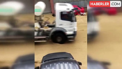 Trabzon'da su borusu patladı, yollar göle döndü