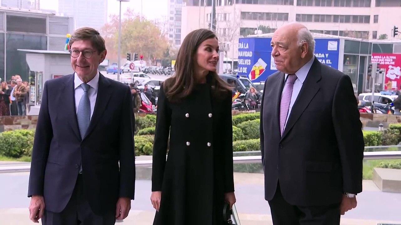 La reina Letizia luce un look elegante en blanco y negro