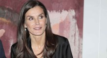 La reina Letizia luce un look elegante en blanco y negro