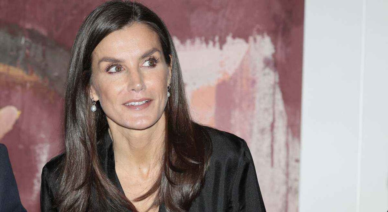 La reina Letizia luce un look elegante en blanco y negro