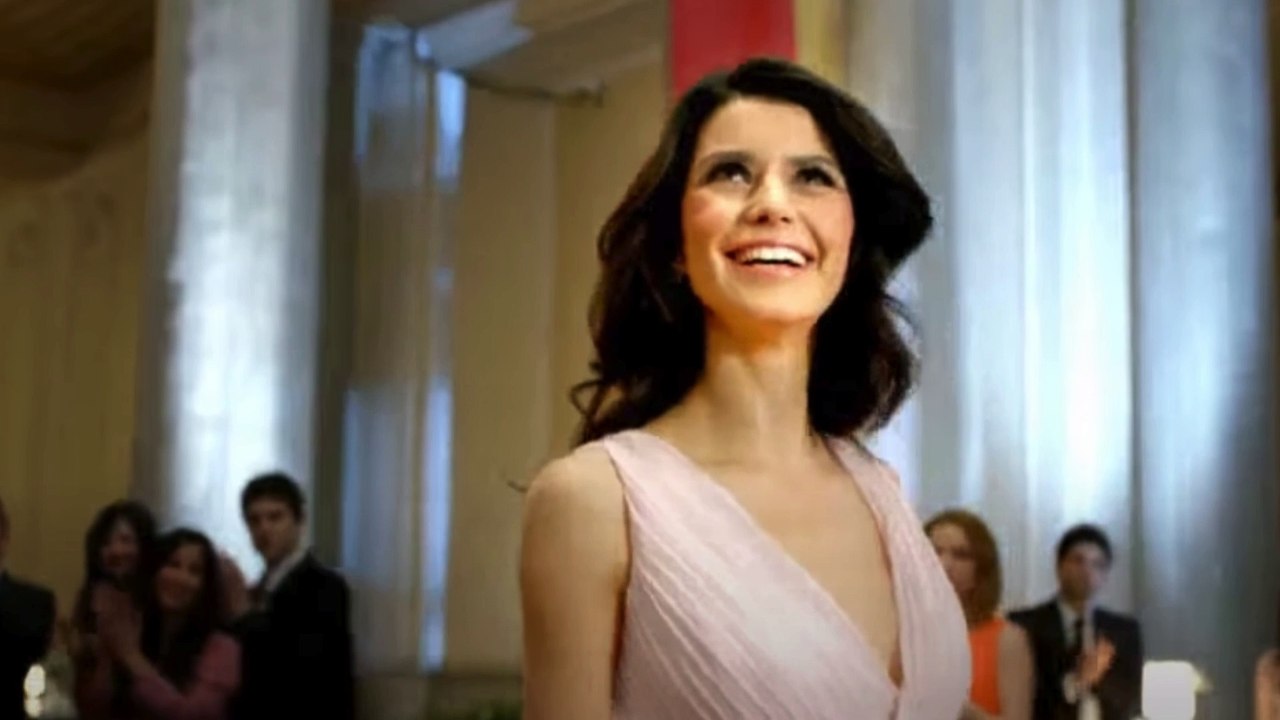 Beren Saat kimdir?, Beren Saat serveti?, yas, Boyu, Kilosu,Dizileri, filmer, Aile, Eğitim
