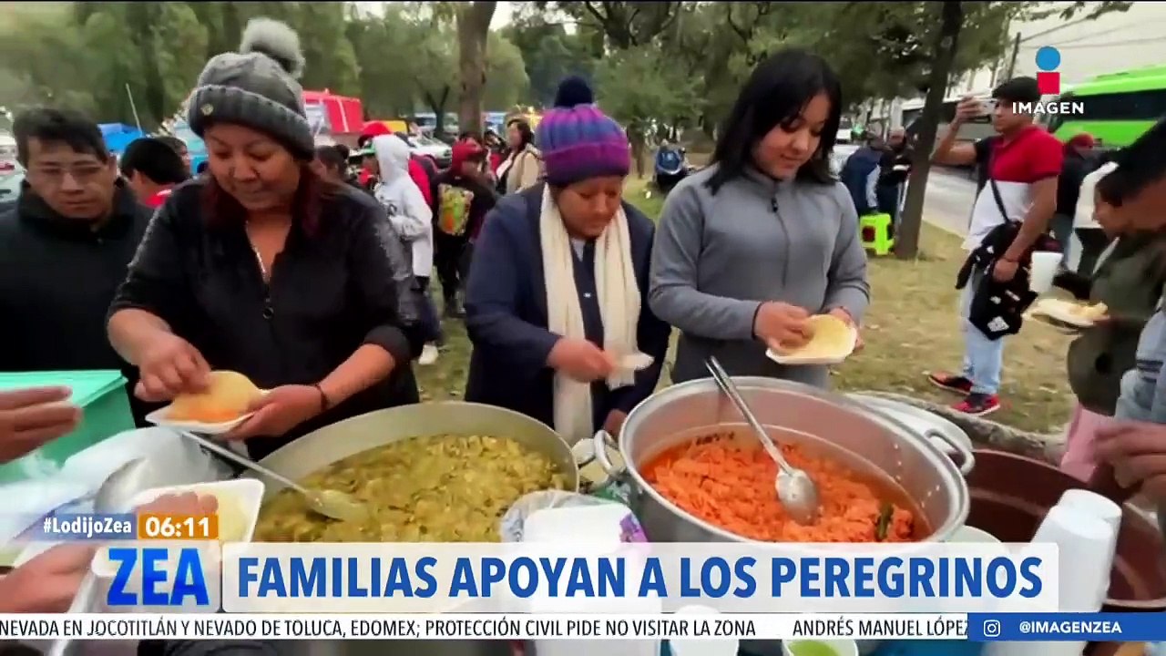 Familia regala comida a los peregrinos que visitan a la Virgen de Guadalupe