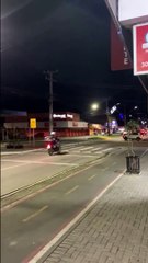 Motociclista sofre queda em altíssima velocidade durante fuga da PM