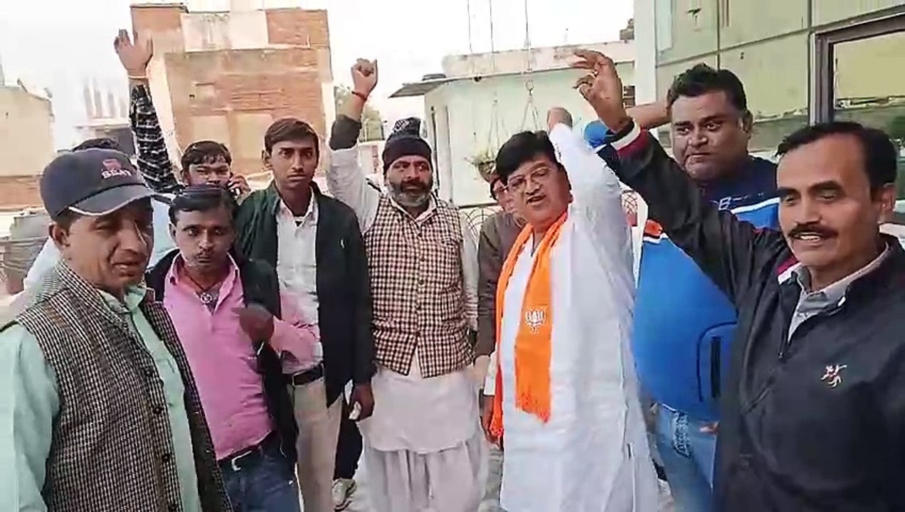 नए मुख्यमंत्री बनने पर जिलेवासियों ने आतिशबाजी कर बांटी मिठाई