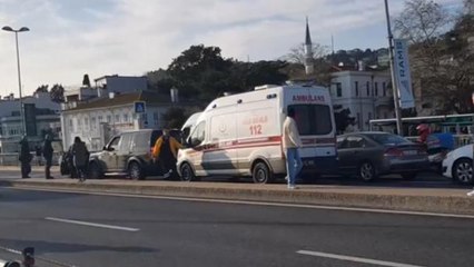 Bekleyen ambulansa aldırmadan dakikalarca tartıştılar