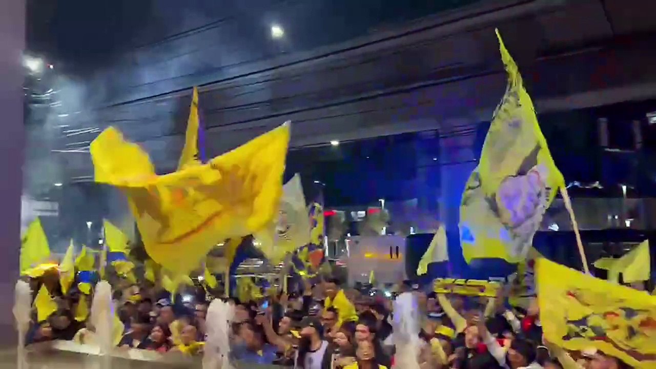 Afición del América con serenata al club
