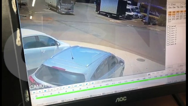 Vídeo mostra forte colisão entre carro e caminhão no Bairro Brasília