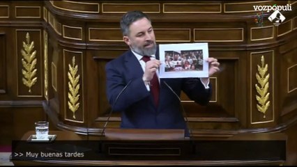 Abascal a Patxi López: "Aquí la guillotina, la cabeza de Rajoy y los lidercillos socialistas posando"