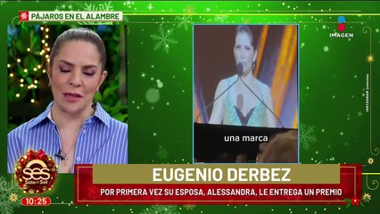 Eugenio Derbez recibe premio por parte de su esposa, Alessandra Rosaldo
