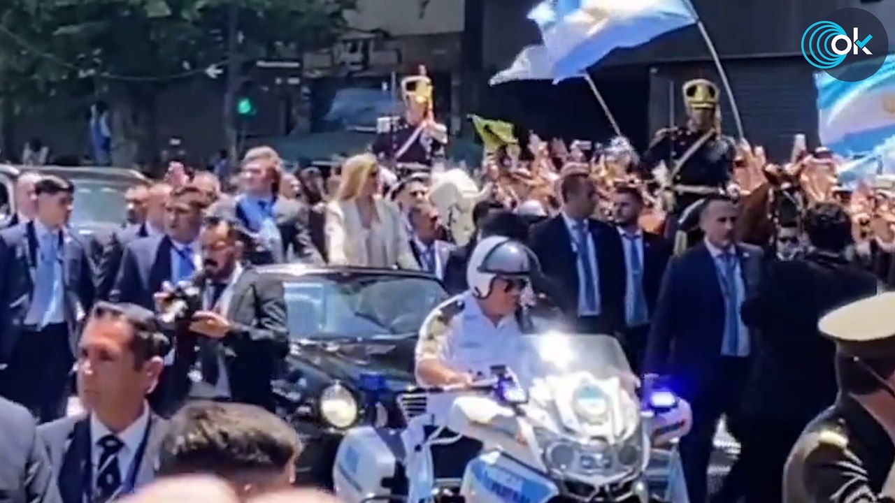 Momento en el que le tiran una botella a Milei que pasó a centímetros de su cabeza