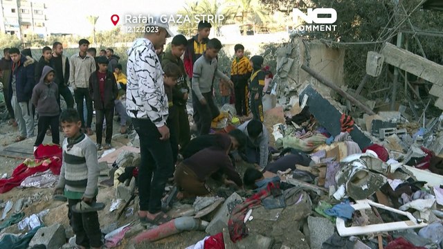 فلسطينيون يبحثون بين الركام عمّا يمكن إنقاذه بعد قصف إسرائيلي على رفح