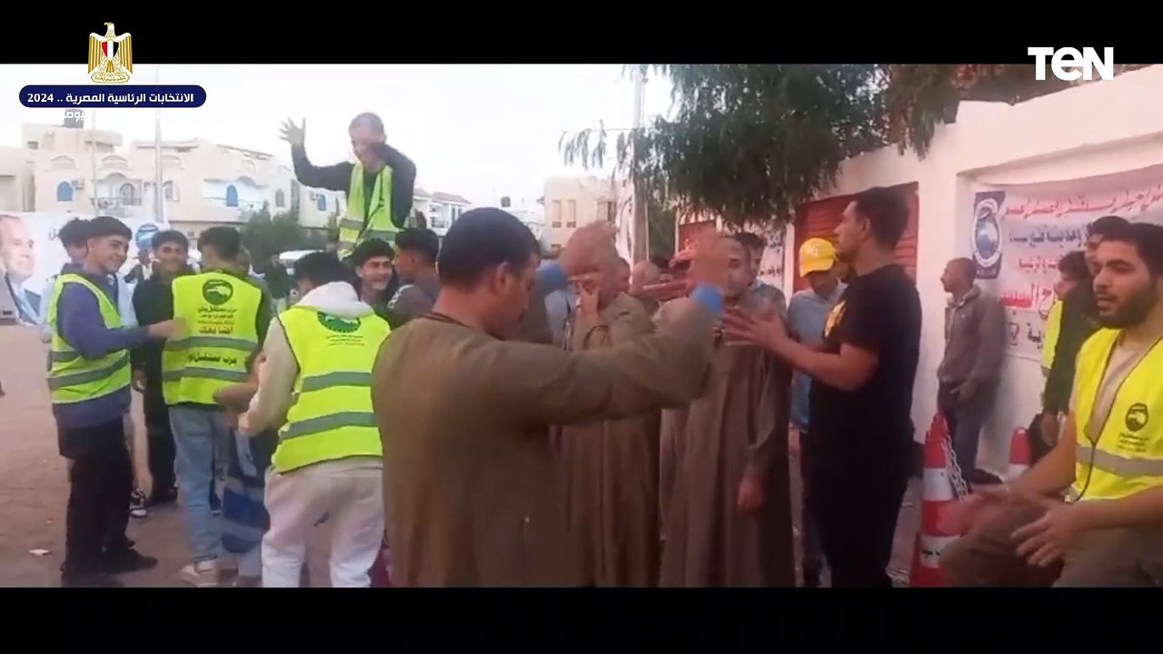 بالجلباب الصعيدي الناخبين يرقصون على المزمار البلدي أمام المقرات الإنتخابية بشرم الشيخ