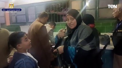 رئيس اللجنة الانتخابية بمدرسة الزراعة بالزقازيق يساعد الناخبين المسنين للإدلاء بأصواتهم