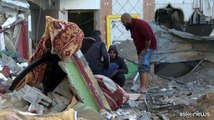 Gli abitanti cercano vittime e oggetti dopo bombardamento su Rafah