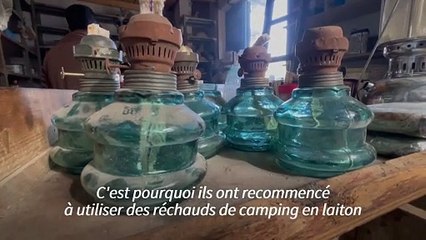 A Gaza, restaurer d'antiques réchauds en laiton pour la cuisine