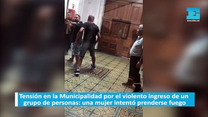 Tensión en la Municipalidad por el violento ingreso de un grupo de personas: una mujer intentó prenderse fuego