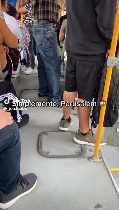 Peruano con peculiar calzado.