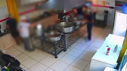 Panela de pressão explode em igreja e deixa voluntário ferido; veja vídeo