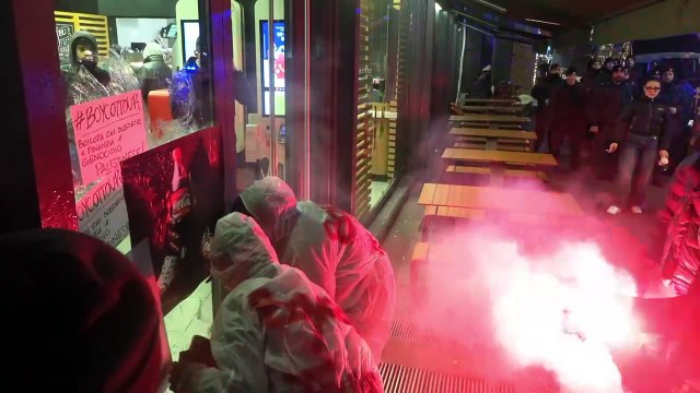 Milano, corteo degli antagonisti nel giorno dell'anniversario di piazza Fonatana: azioni contro le aziende che sostengono Israele