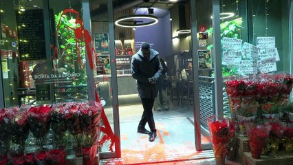 Strage di piazza Fontana, il corteo di centri sociali e antagonisti. Danneggiate le aziende "sponsor di Israele"