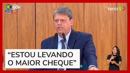 Tarcísio agradece Lula por recursos liberados por banco público: ‘Estou levando o maior cheque’