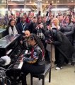 Alicia Keys Ensorcelle les Voyageurs lors d'un Concert Surprise!