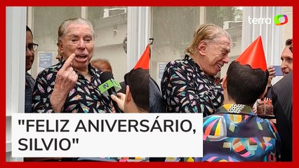 Silvio Santos reaparece após receber surpresa de fãs na porta de casa
