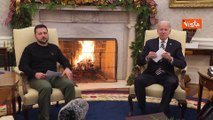 La stretta di mano tra Biden e Zelensky alla Casa Bianca