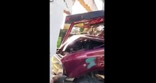 VÍDEO: mulher morre após caminhão derrubar parada de ônibus e bater em muro