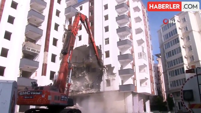 Röportaj esnasında yıkımı yapılan ağır hasarlı bina kontrollü çöktü