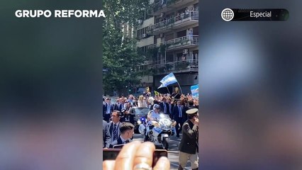 Avientan botella a Javier Milei; ordenan detención