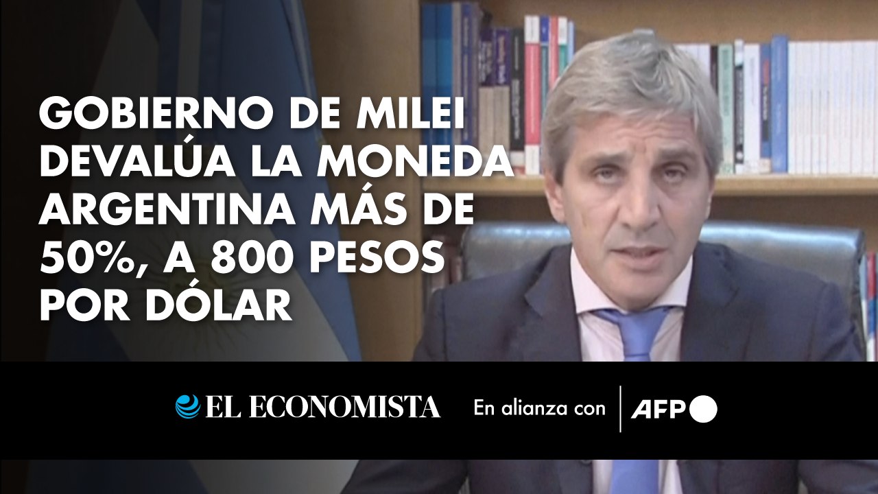 Gobierno de Milei devalúa la moneda argentina más de 50%, a 800 pesos por dólar